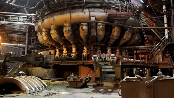 Промышленное оборудование с большим количеством труб, концепция тяжелой промышленности. Огромная машина, стоящая в помещении на металлургическом заводе . — стоковое фото