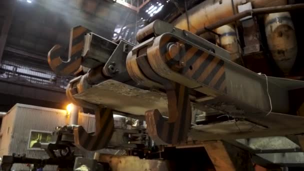 Stäng för metallurgiska ränna på stål fabriken, tung industri koncept. Giant krokar av banan för upphävandet av särskilda behållare. — Stockvideo