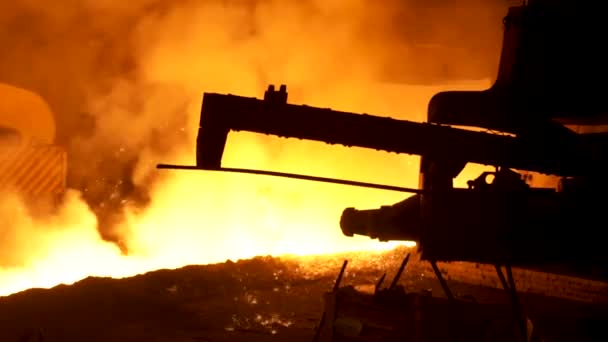 Özel mekanizması, Metalurji kavramı dökülen erimiş metal. Hareket mekanizması arkasında Metalurji oluk akan erimiş çelik. — Stok video