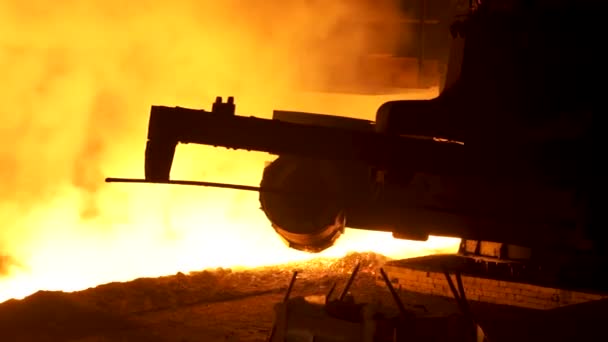 Smält järn stream i ett stålverk, tung industri koncept. Processen för produktion av metall på den metallurgical växten. — Stockvideo