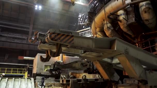 Närbild av för stora krokar av den metallurgiska rännan på fabriken, tung industri koncept. Mekanismer för metallurgical växten. — Stockvideo