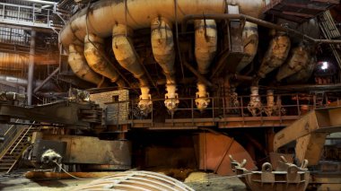 Birçok borular, ağır sanayi kavramı ile endüstriyel fabrika ekipmanları. Metalurji tesisi de kapalı duran büyük makine.
