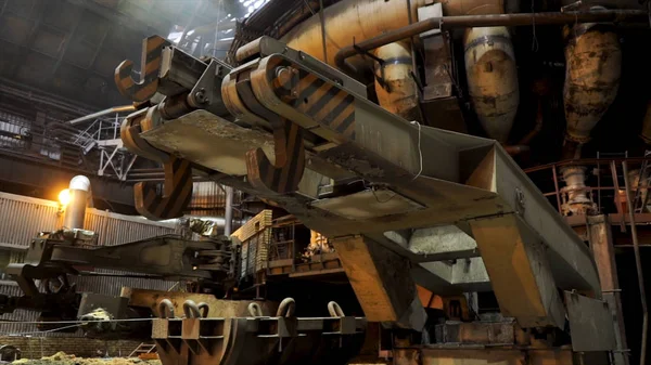 Close up para grandes ganchos da calha metalúrgica na fábrica, conceito da indústria pesada. Mecanismos da planta metalúrgica . — Fotografia de Stock