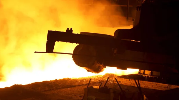 Fluxo de ferro fundido em uma usina de aço, conceito da indústria pesada. Processo de produção de metal na instalação metalúrgica . — Fotografia de Stock