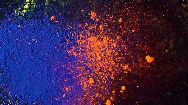 Explosión de polvo de color brillante sobre un fondo negro, concepto de arte. Movimiento de tintas en polvo azul y naranja, textura multicolor y brillante . —  Fotos de Stock