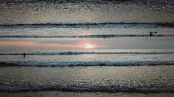 해 안에서 볼 거울 수평선 효과 함께 바다 위에 석양 하늘, 놀라운. 끝 없는 파도 물, 처음 테마에 사람들. — 스톡 사진