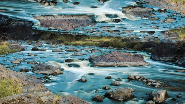 惊人的绿松石水流与石头和镜面的效果, 时间流逝。美丽的快速蓝色河流与巨石, 开始主题. — 图库照片