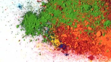 Ezilmiş pastel close-up. Medya. Renkli karışık toz boya yüzeyi beyaz sıvı. Parça ve renkli karışık boyalar Holi parçacıkların Close-Up