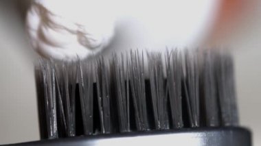 Üzerinde siyah bir diş fırçası Diş macunu karalama. Medya. Diş macunu diş fırçası closeup bulaşması