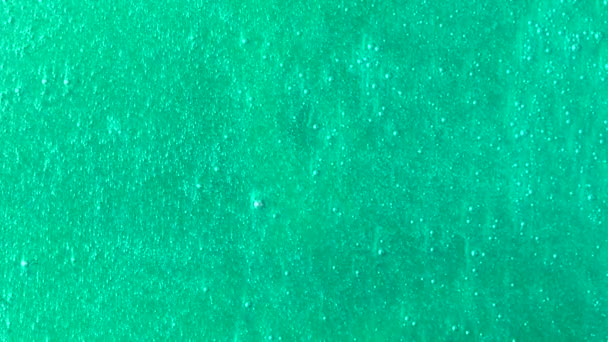 Bewegte bunte flüssige Hintergrund. Medien. helle lebendige Flüssigkeit mit Farbe, blubbernd auf der Oberfläche und schimmernd glänzenden Boden — Stockvideo