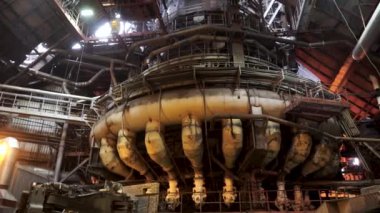 Metalurji fabrikasında dağıtım düğümüne yakın, ağır sanayi konsepti. Fabrikada kapalı duran metal erime dev makine.