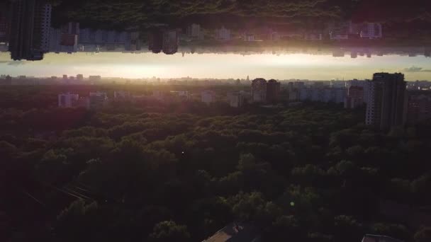 Luftaufnahme einer Stadt mit vielen grünen Bäumen auf Sonnenaufgang Himmel Hintergrund, Horizont Spiegeleffekt. Schöne Landschaft der modernen Stadt mit grünem Park, Gründungsthema. — Stockvideo