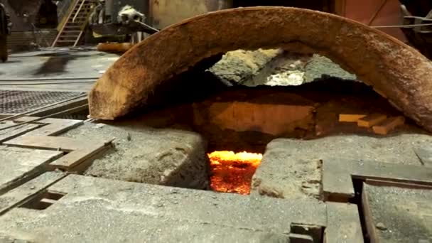 내부에 녹은 강철, 중공업 개념으로 용광로를 닫습니다. 용광로에서 용융 금속을 가진 야 금 공장. — 비디오