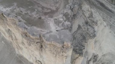 Gri dağ üst ve Kırım Yaylası havadan görünümü. Atış. Dağ manzarası.