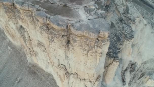 Luftaufnahme des grauen Berggipfels und Plateaus der Krim. Schuss. Berglandschaft. — Stockvideo