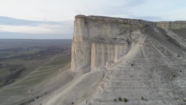 Luftaufnahme der Hügel und Wiesen von der hohen Bergklippe gegen den Himmel. Schuss. schöne Abendlandschaft. — Stockvideo