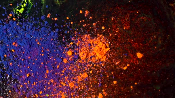Világos színű por robbanás egy fekete háttér, művészeti koncepció. Kék és narancssárga Porfestékek, többszínű, fényes textúra Motion.
