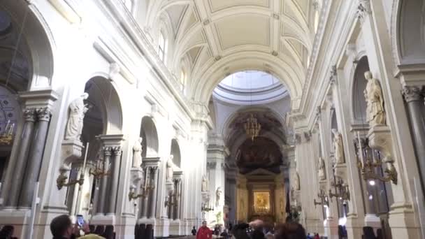 Impressionante interior da catedral na Itália, com muitas pessoas dentro olhando para a arquitetura e tirar fotos, conceito de religião. Estoque. Salão de igreja leve com turistas caminhando entre bancos . — Vídeo de Stock