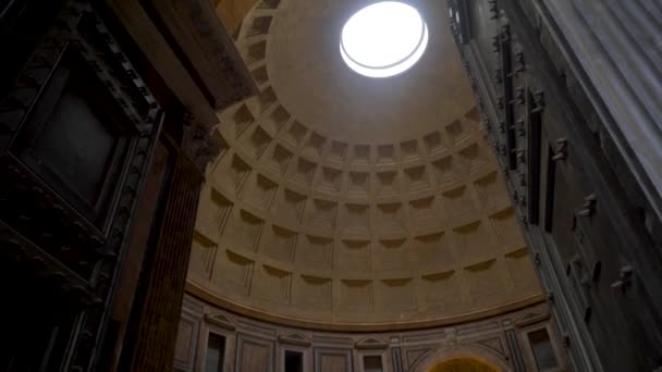 Temple intérieur intérieur avec dôme fenêtre ronde et la lumière vive qui passe à travers, concept d'architecture. Des actions. En passant par les portes massives de l'église à la salle circulaire sous le dôme . — Video