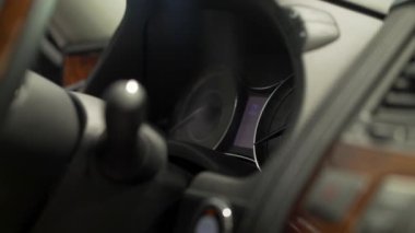 Modern, yeni araba kontrol paneli, lüks konsepti kapatın. Hisse senedi. Aracın iç görünüm kontrol paneli ışıkları açık.