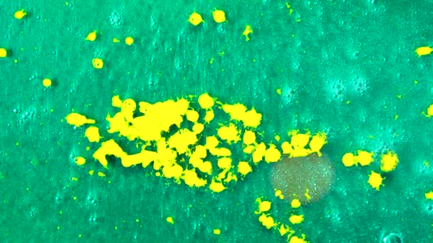 Vista superior de las gotas de pintura amarilla cayendo a la hermosa superficie turquesa, concepto de arte. Tintas amarillas líquidas que gotean hasta la superficie de la teca . — Vídeos de Stock