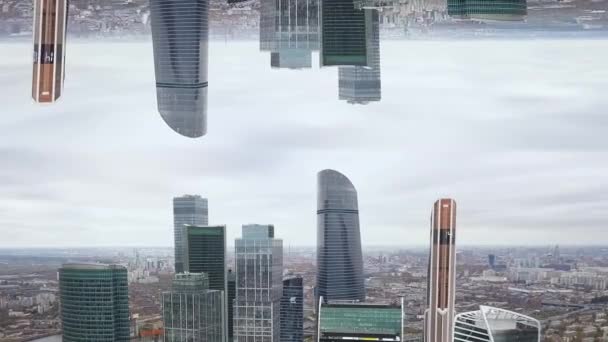 Luchtfoto van hoge gebouwen en wolkenkrabbers van een grote stad met horizon spiegeleffect. Mooie wolkenkrabbers met glazen gevel in New York, aanvang thema. — Stockvideo