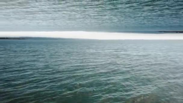 曇り空、地平線のミラー効果で夏の日の海の空中。明確な地平線ライン、当初テーマによる水表面の滑らかな波. — ストック動画
