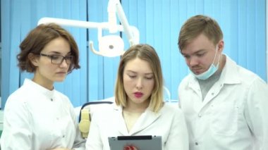 Hekimlerin hastalara tanı tartışmak. Medya. Doktorlar birlikte testler ve tanı hastaların hastane odası arka plan üzerinde lamba ile analiz