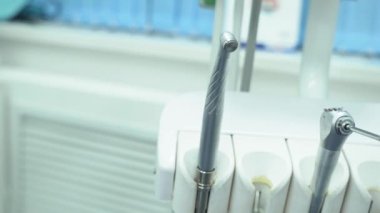 Profesyonel diş aletleri close-up. Medya. Diş Office uygulama çalışmalarında için hazır çeşitli steril araçlar metal
