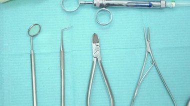 Profesyonel diş aletleri close-up. Medya. Diş Office uygulama çalışmalarında için hazır çeşitli steril araçlar metal