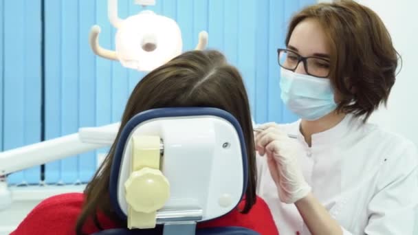 Profesyonel diş hekimi diş donanımları kullanarak hasta ile çalışır. Medya. Diş tedavi ve muayene son profesyonel ekipman ve en iyi diş hekimleri ile — Stok video