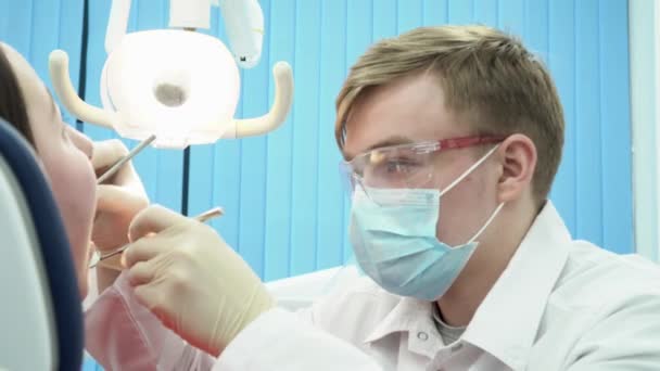 Le dentiste professionnel travaille avec le patient en utilisant du matériel dentaire. Les médias. Traitement et examen dentaires avec les derniers équipements professionnels et les meilleurs dentistes — Video