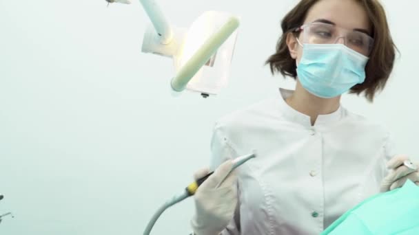 Femme dentiste polit les dents de la patiente. Les médias. Dentiste attrayant polit ses dents avec une brosse avant la procédure de blanchiment avec un équipement professionnel — Video