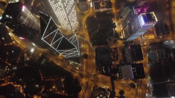A légi felvétel a város éjjel a modern épületek, a autópálya kereszteződés és a mozgó autók. A város nagy éjszakai élet. — Stock videók