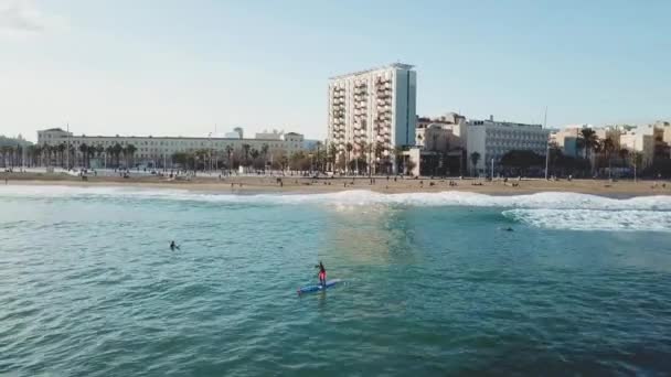 美しい沿岸都市、近代的な建物と青い空を背景透明な青緑色の海の水を泳ぐ人たちのビュー。在庫があります。リゾート シーズン. — ストック動画
