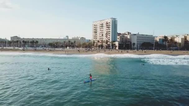 Vista de la hermosa ciudad costera, edificios modernos y personas nadando en aguas cristalinas de mar turquesa contra el cielo azul. Acciones. Temporada de resort . — Vídeo de stock