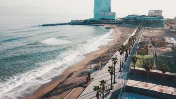 Luchtfoto van de prachtige kustlijn, de moderne gebouwen, het zwembad en de mensen lopen op een strand tegen blauwe hemel. Voorraad. Resort seizoen. — Stockvideo