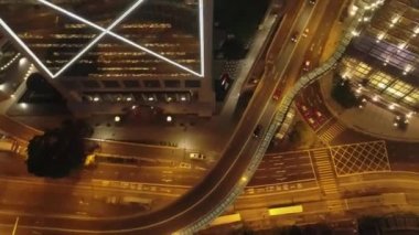Modern yolun kavşak, binalar ve hareketli araba gece hava görünümünü. Hisse senedi. Gece trafik yol.