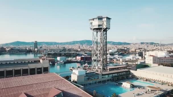 Vista aérea del muelle con yates y veleros amarrados, edificios modernos y agua de mar clara contra el cielo azul y las montañas. Acciones. Temporada de resort . — Vídeo de stock