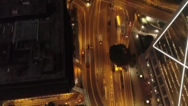 Vista aerea del moderno bivio stradale, edifici e auto in movimento di notte. Azioni. Strada del traffico notturno . — Video Stock
