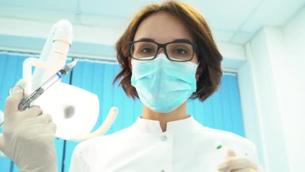 Close-up of young woman dentist making anesthetic injection. Dental care. — Stock Video