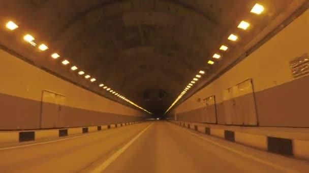 Blick aus dem Auto, das sich auf dem Tunnel durch die Berge zum olympischen Dorf bewegt. Szene. Sotschi, Russland. — Stockvideo