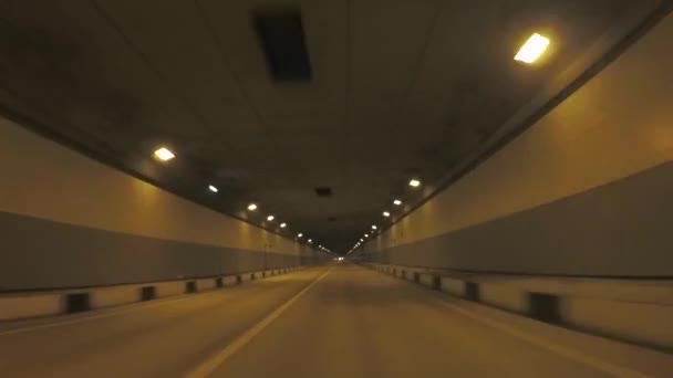 Vista desde el coche que se mueve en el túnel a través de las montañas a la aldea olímpica. Escena. Sochi, Rusia . — Vídeo de stock