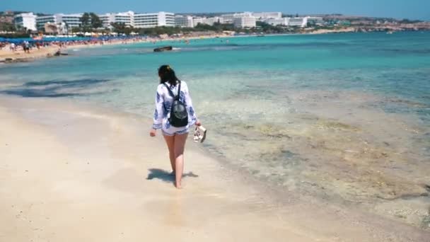 Mooie scène van een vrouw die lopen op het strand van de Oceaan. Barefoot meisje langs de surf-lijn — Stockvideo