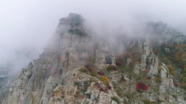 Niebla sobre acantilados de alta montaña. Le dispararon. Maravillosa vista de la montaña temprano en la mañana . — Vídeos de Stock