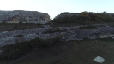 Yeşil Vadi ve küçük çadır kayalık tepeden. Vurdu. Büyük kayalık tepenin pitoresk peyzaj