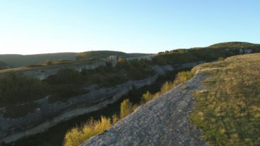 Boğaz ve dağ tepe mavi gökyüzünün altında. Vurdu. Dağ manzara havadan görünümü.