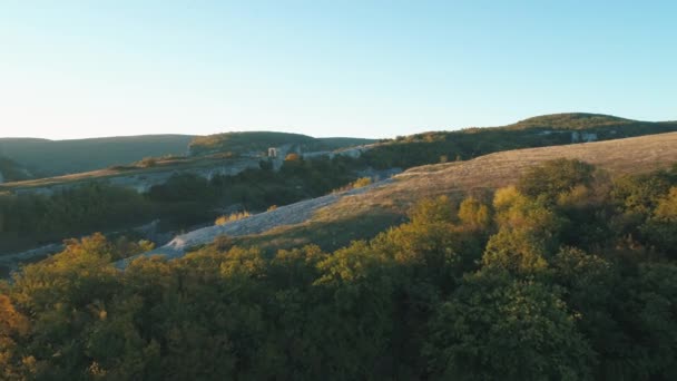 Schluchten und Berggipfel unter blauem Himmel. Schuss. Luftaufnahme der Berglandschaft. — Stockvideo