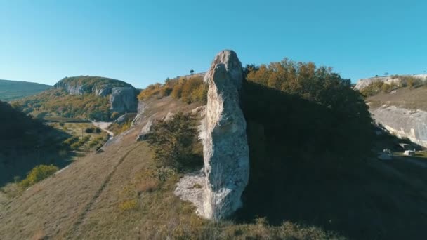 Widok z wąwozu, w pięknej dolinie, w słoneczny dzień. Strzał. Zbliżenie: ogromne kamienie na górze. — Wideo stockowe