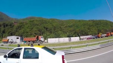 Sochi, Rusya - Haziran 2018: Yaz aylarında asfalt yolda araba. Sahne. Sunny road araba ile bir gezi